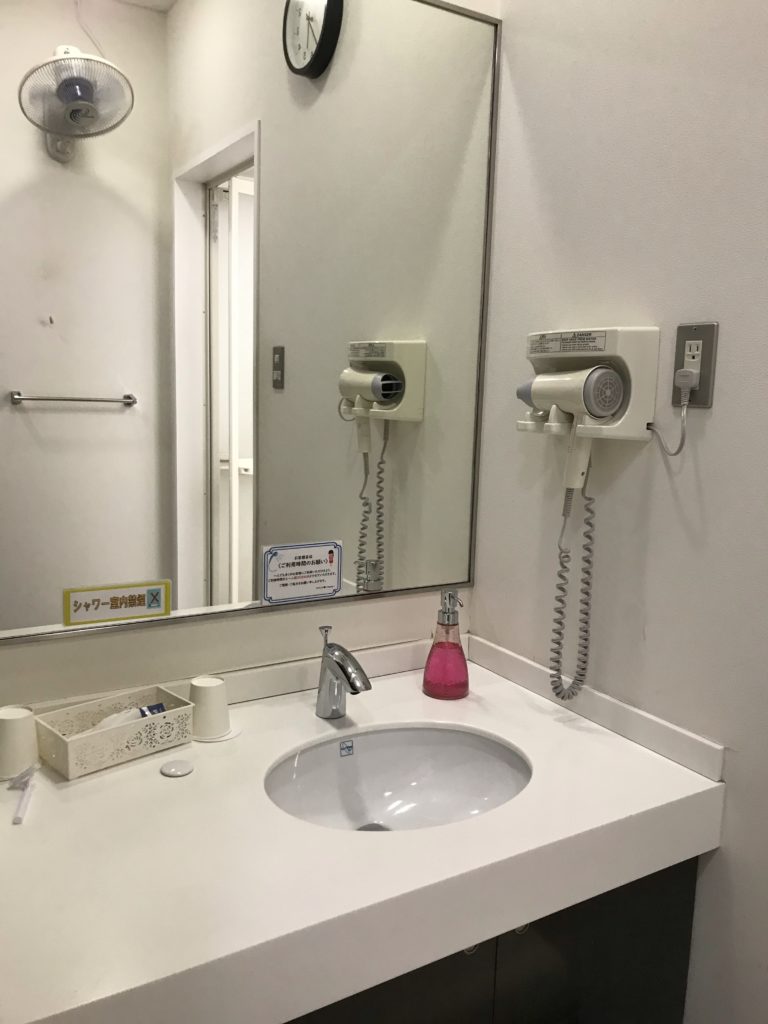 那覇空港ラウンジ華のシャワー室洗面