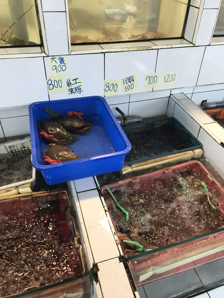 旗津島の海産物店の魚やカニ